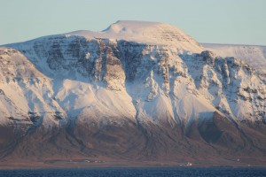 20121200_Iceland_Mountain_Water_Houses